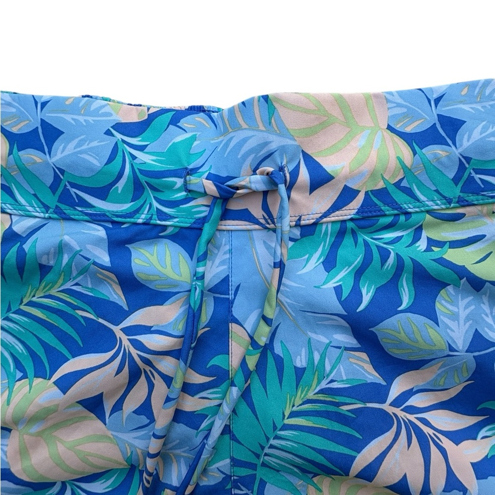 No Boundaries Women’s Pastel Tropical Leaf Pattern Shorts - Picture 2 of 11